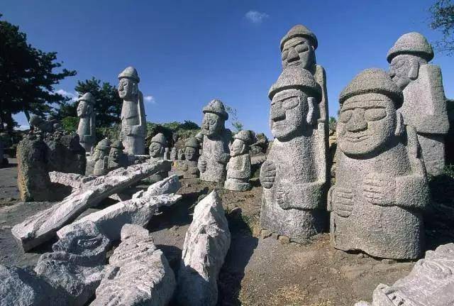 济州岛是韩国第一大岛，是由120万年前火山活动而形成，是一座典型的火山岛。济州火山岛和熔岩洞，2007年被联合国教科文组织定为世界自然遗产，亦是世界新七大自然奇观之一，其海岸拥有奇特的火山柱状节理海岸。