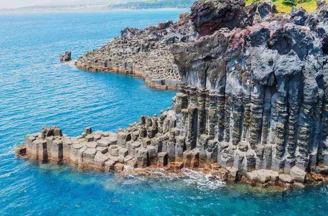 柱状节理带火山喷发和海水多年冲刷形成的罕见景观，一根根天然的柱子排列整齐。