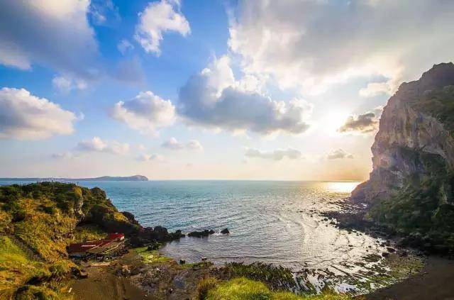 牛岛位于济州东部的一座离岛，因为形状像卧牛而得名。这里有韩国唯一的珊瑚沙海水浴场，以海水色彩斑斓、清澈而闻名。